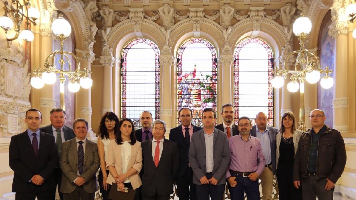 La concejala de Cultura del Ayuntamiento de Valladolid, Ana Redondo, posa junto a los participantes en la reunión de la constitución del comité organizador del 'Concours Mondial de Burxelles'.-ICAL