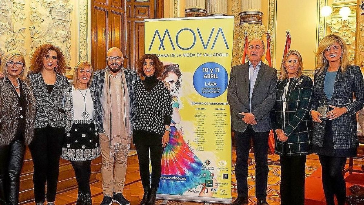 Antonio Gato, junto a algunos de los participantes en la Semana de la Moda.-ICAL