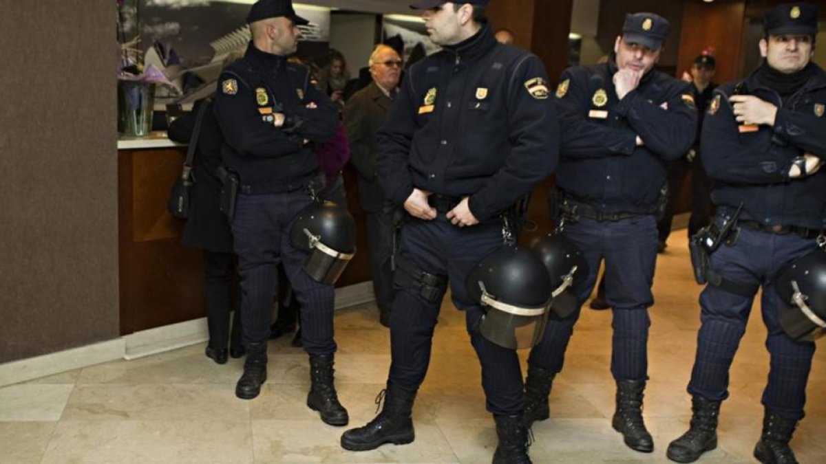 Policías Nacionales, durante una intervención en Valencia.-MIGUEL LORENZO