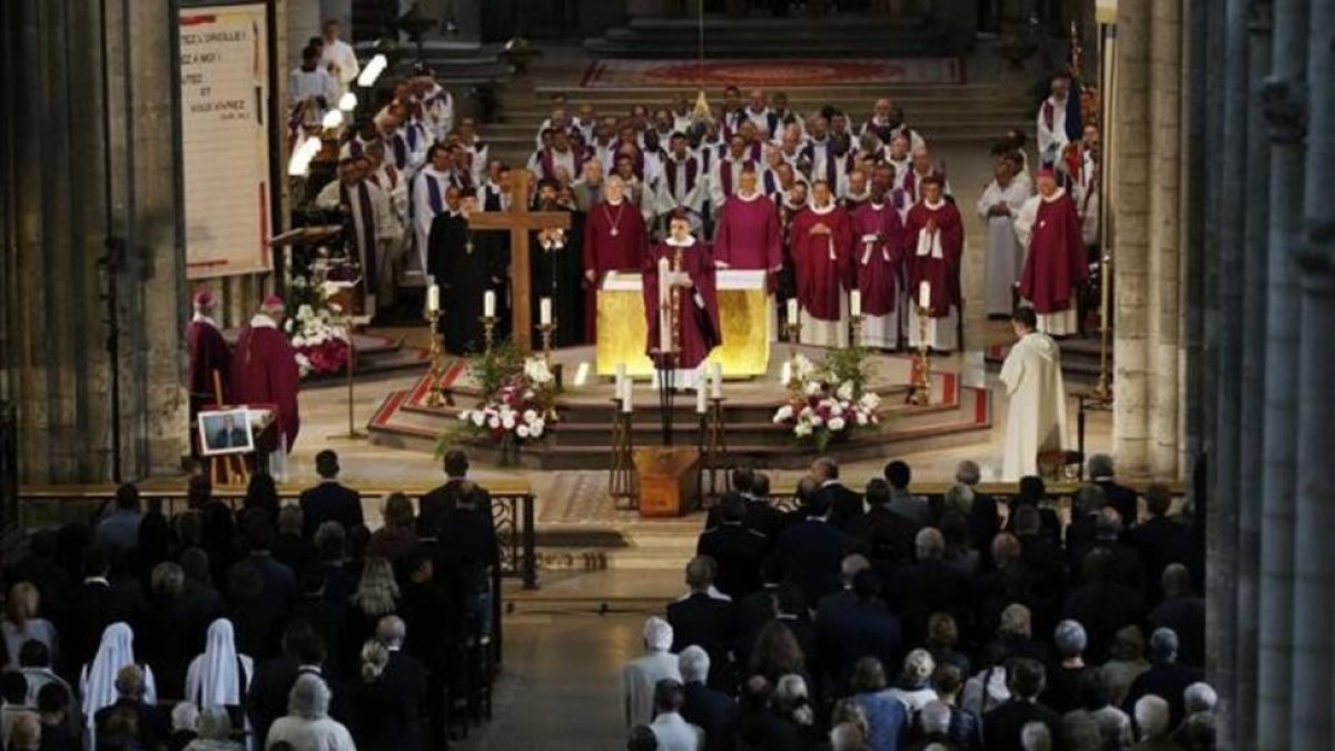 El arzobispo de Ruan Dominique Lebrun c al fondo pronuncia unas palabras durante el funeral del sacerdote Jacques Hamel en la catedral de Ruan Francia-EFE / CHARLY TRIBALLEAU POOL