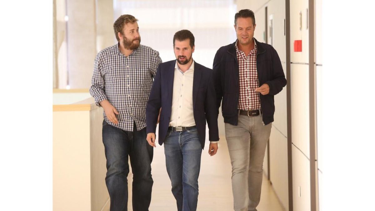 Pedro Rodríguez (D) junto a Luis Tudanca (C) y Álvaro Lora (I)-ICAL