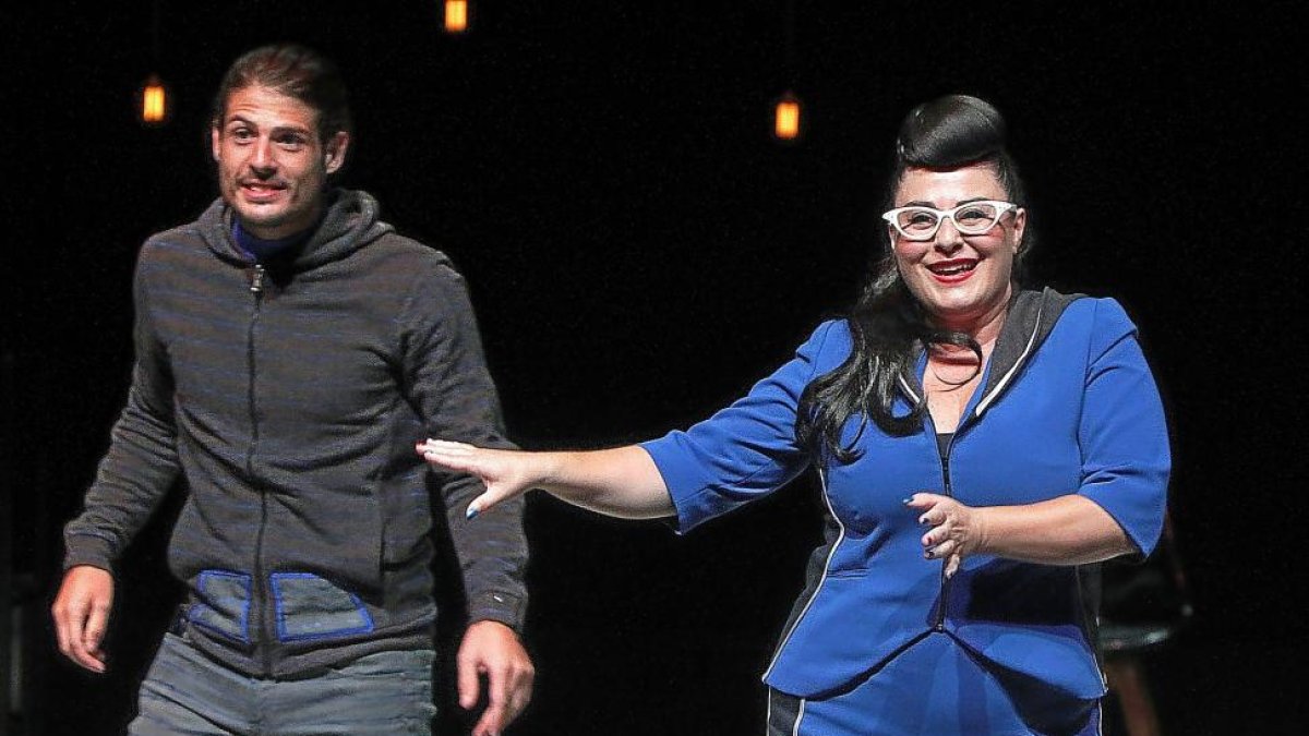 Inma Cuevas, ayer, en el ensayo general de ‘Comedia Multimedia’ junto al resto de actores y Yayo Cáceres.-J. M. LOSTAU