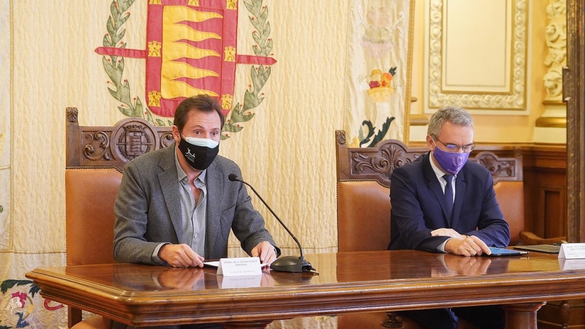 Óscar Puente y Javier Izquierdo durante la firma del convenio en el Ayuntamiento. E. M.