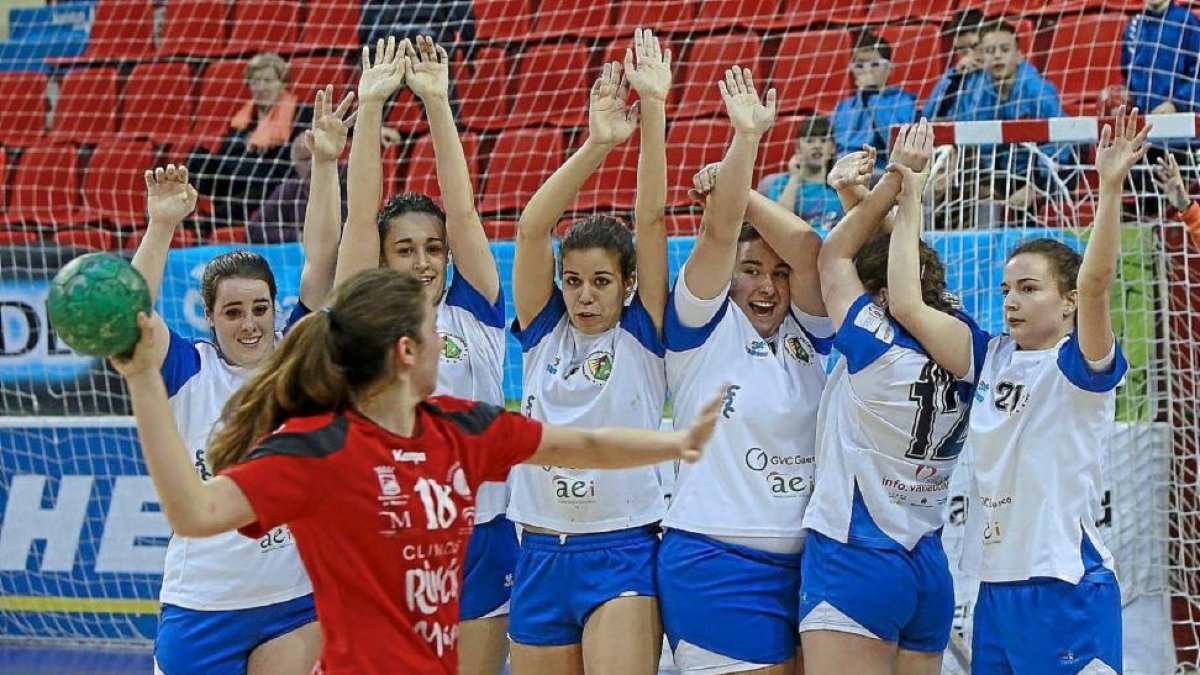 Una imagen del último duelo jugado en Huerta del Rey por el BM Aula y el Clínicas Rincón.-J. M. Lostau