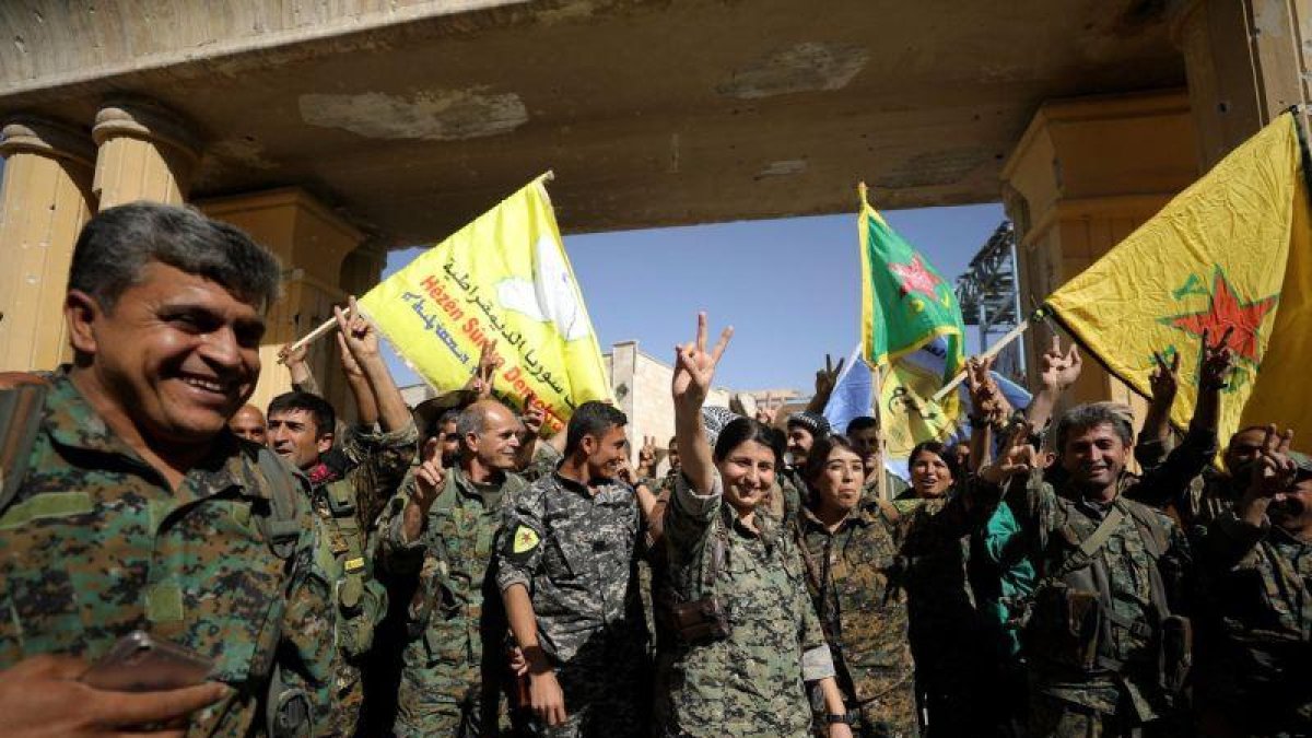 Miembros de las milicias sirias celebrando la reconquista de la ciudad de Raqqa.-REUTERS / RODI SAID (REUTERS)