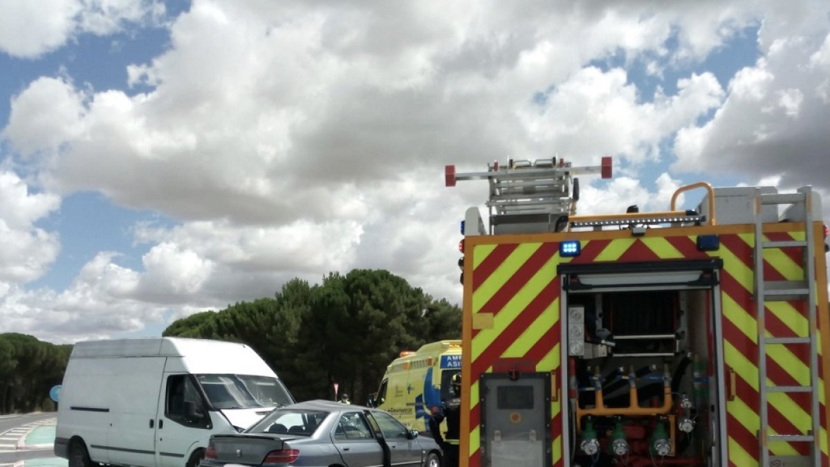 Una fallecida y dos heridos en una colisión entre un turismo y una furgoneta en la VA-333 en Íscar (Valladolid). - ICAL
