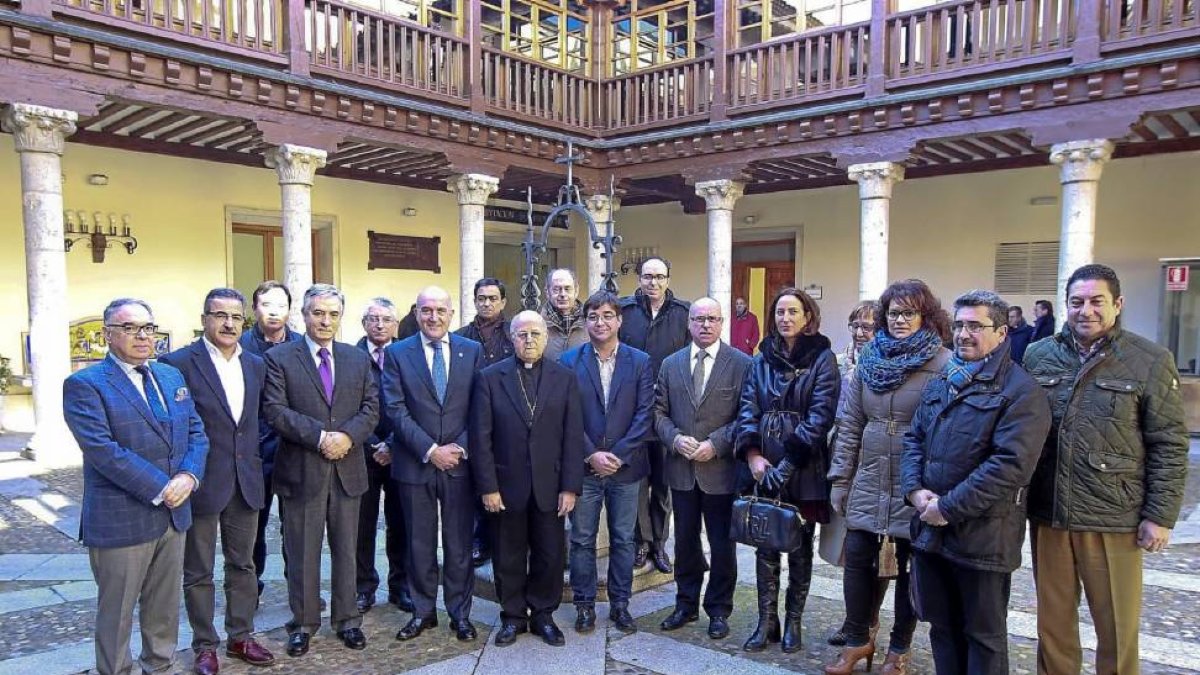 Ricardo Blázquez posa en el patio de la Diputación de Valladolid con el presidente de la institución (a su izquierda), los diputados del PP y el portavoz del PSOE (a su derecha)-J. M. LOSTAU
