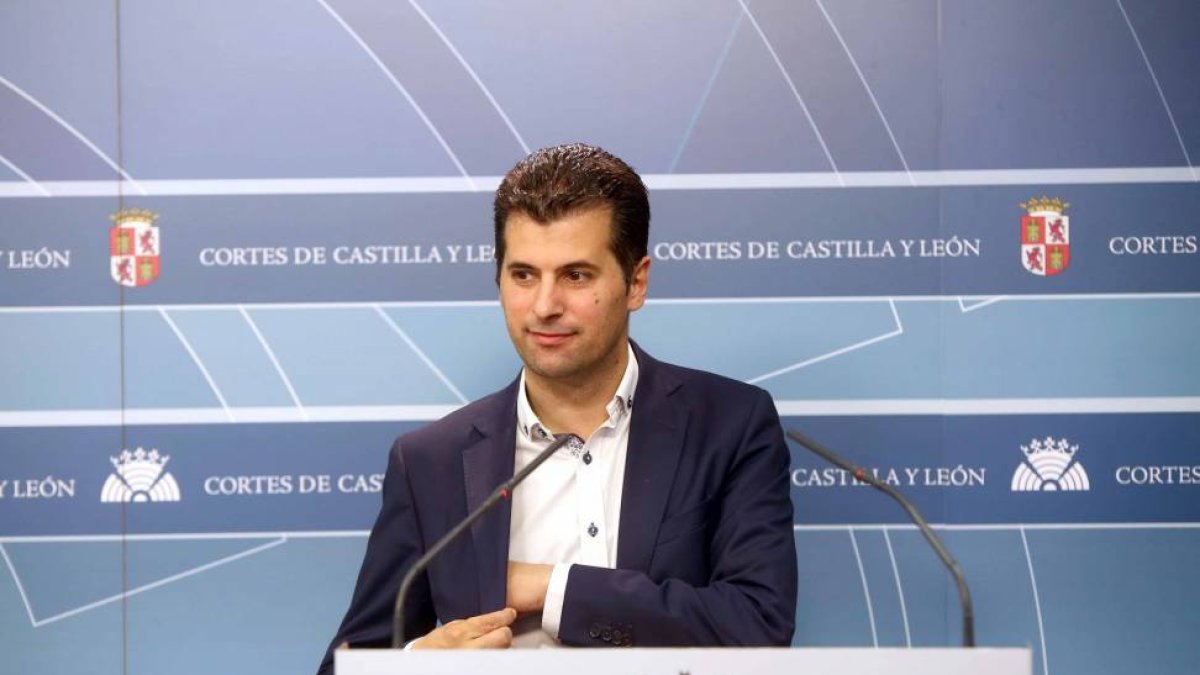 El portavoz del Grupo Socialista en las Cortes, Luis Tudanca, informa de asuntos de actualidad en rueda de prensa.-ICAL