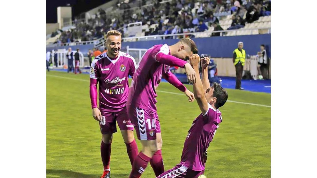 Mata celebra con Toni Martínez y Ontiveros el definitivo 1-5 de Lorca.-PHOTO-DEPORTE