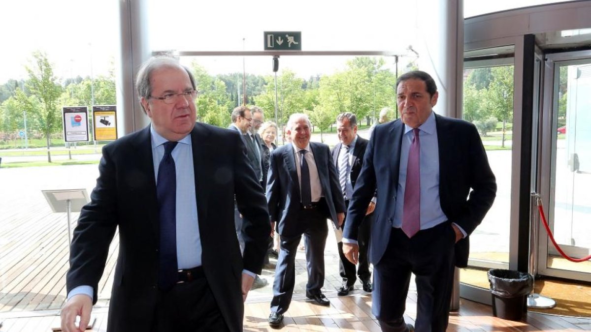 Juan Vicente Herrera a la entrada del acto de bienvenida a los MIR.-ICAL