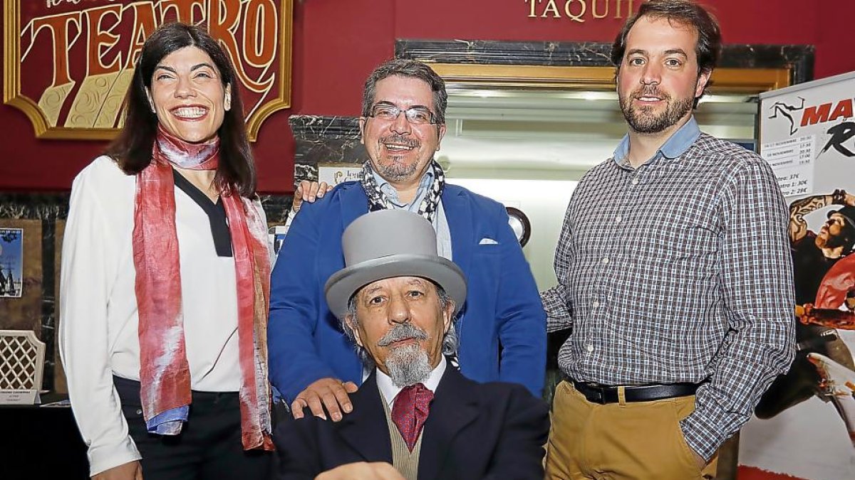 Santiago Ibáñez, sentado, junto a Cardeñosa, Casado y Llanos-J.M. Lostau