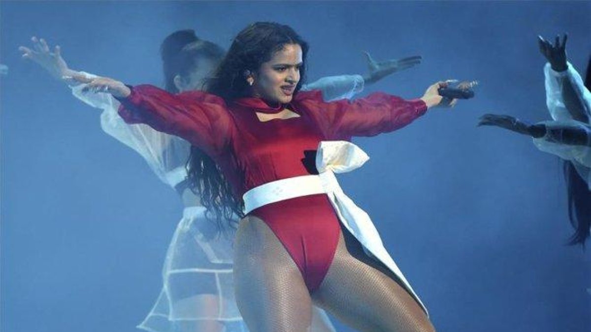 La cantante Rosalia en la presentación de los premios Grammy Latinos.-AP