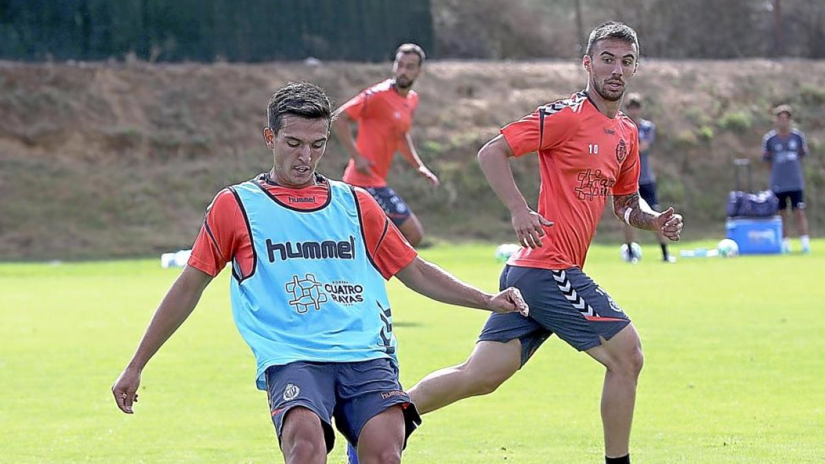 Cotán participó en el entrenamiento en los Anexos y mostró su buena conducción del balón antes de ser presentado.-BALCAZA