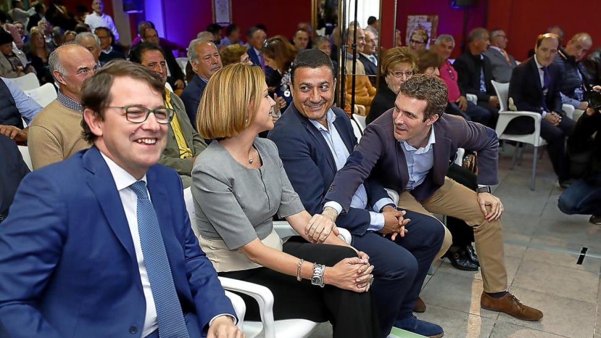 Mañueco, Cospedal, García y Casado, en el acto de homenaje a alcaldes y concejales de Ávila.-ICAL