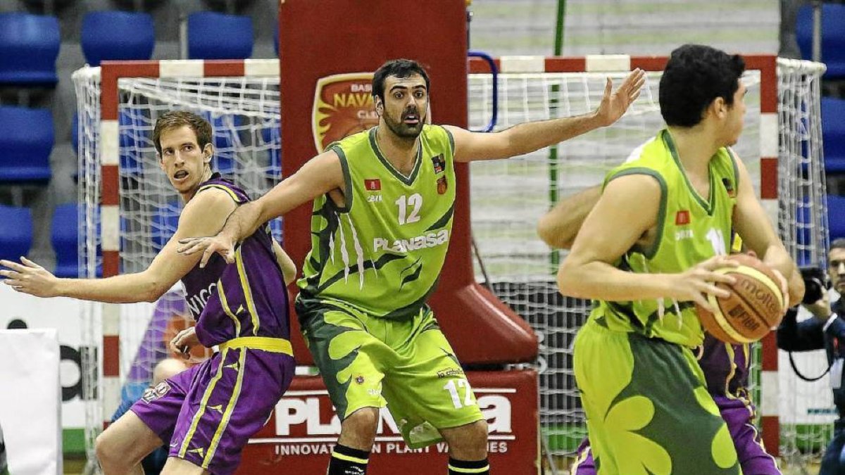 Sonseca defiende ante Lucas, de fondo-LOF
