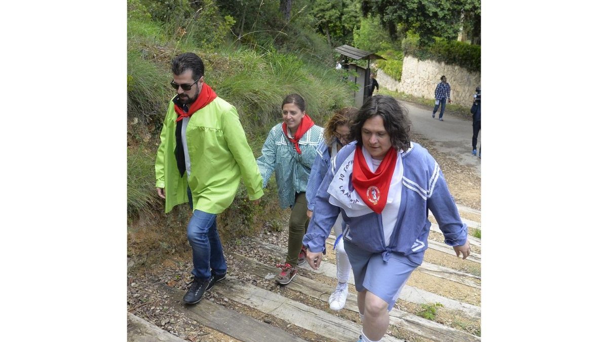 El secretario general del PSOE de Castilla y León y portavoz en las Cortes regional, Luis Tudanca, acompañado por la diputada nacional, Esther Peña (2I), acude a la tradicional romería de San Juan del Monte, en Miranda de Ebro-Ricardo Ordoñez / ICAL