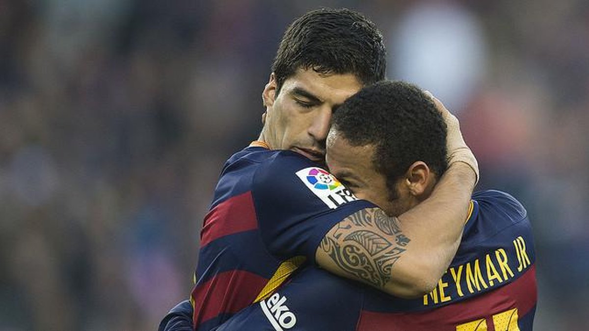 Neymar felicita a Suárez tras el gol del delantero uruguayo ante el Villarreal.-JORDI COTRINA