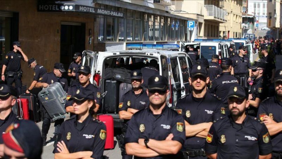 Policías nacionales en la localidad de Pineda de Mar.-ALBERT GEA