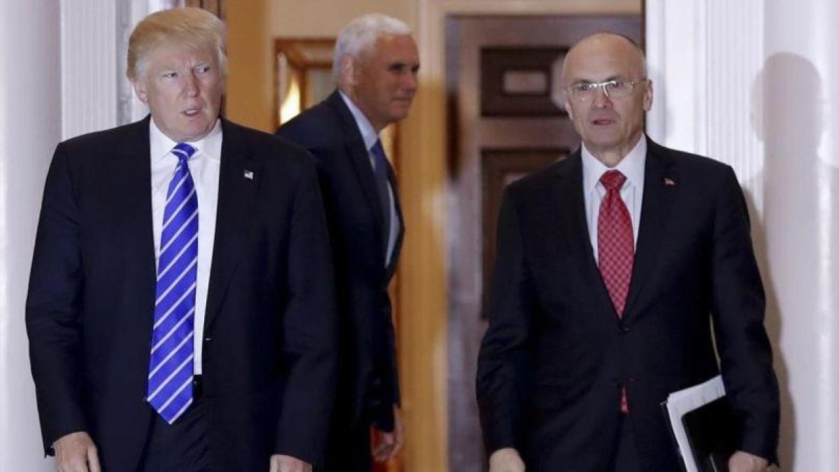 El presidente estadounidense, Donald Trump, junto al recién nominado para secretario de Trabajo, Andrew Puzder.-Carolyn Kaster