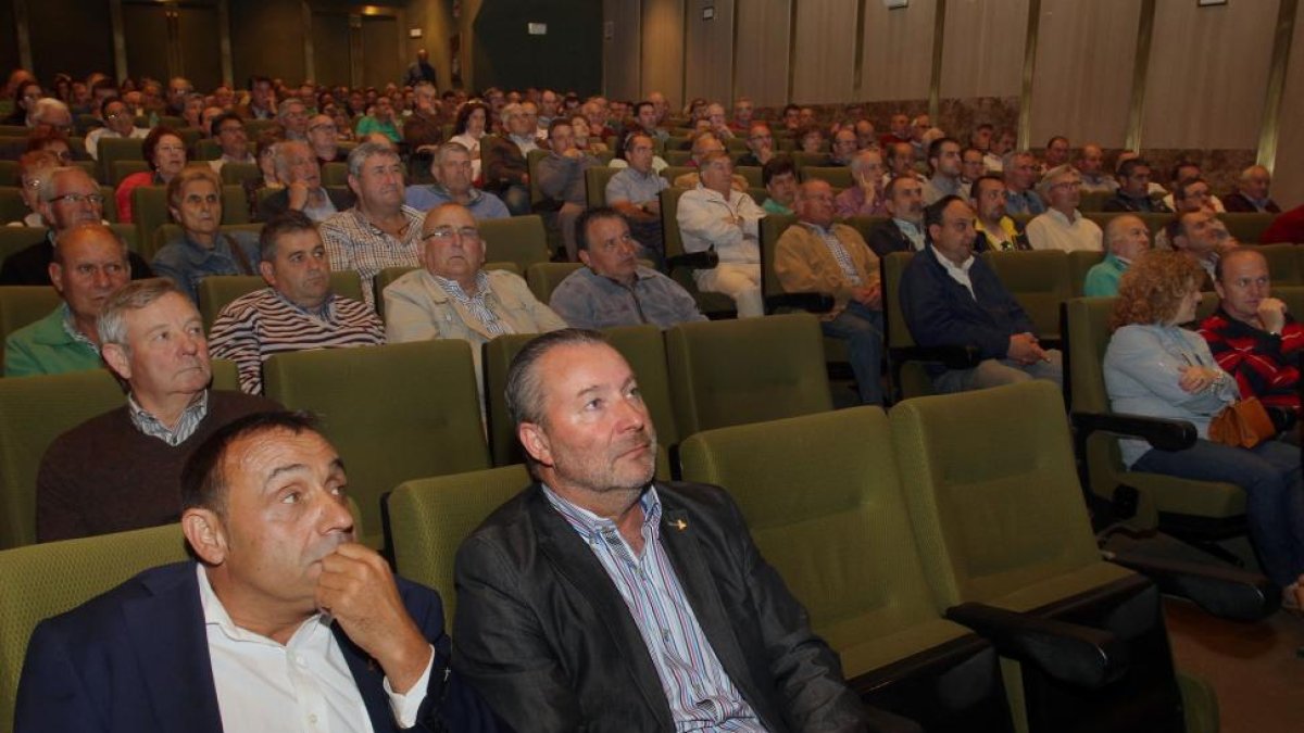 El presidente de Asaja Palencia, Honorato Meneses (I) y el presidente regional, Donaciano Dujo (D), en la asamblea general ordinaria donde se presenta la memoria de actividades del pasado año.-ICAL