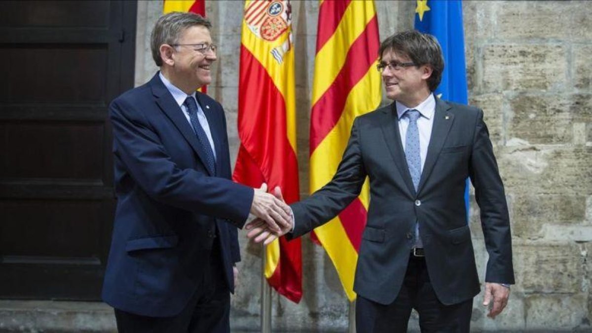 Los presidentes Carles Puigdemont y Ximo Puig, en el Palau de la Generalitat Valenciana.-MIGUEL LORENZO