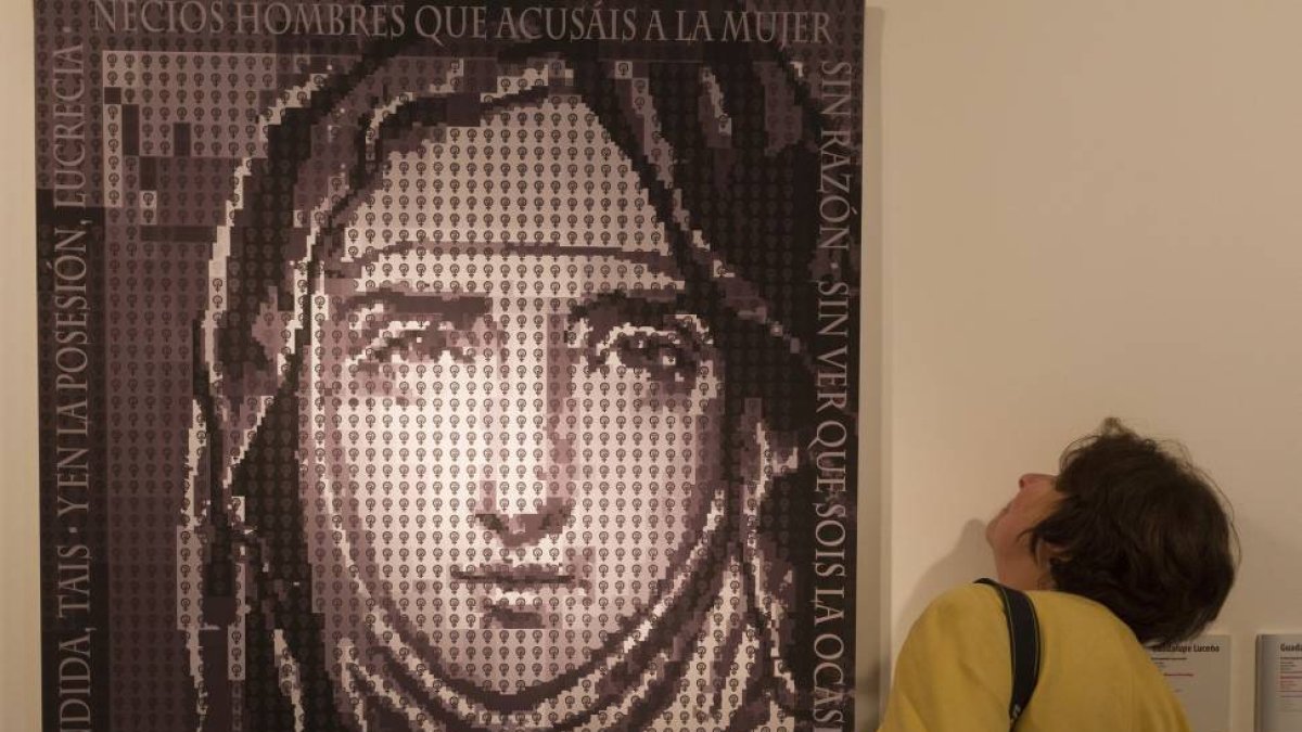Una persona observa una de las obras expuestas-P. REQUEJO
