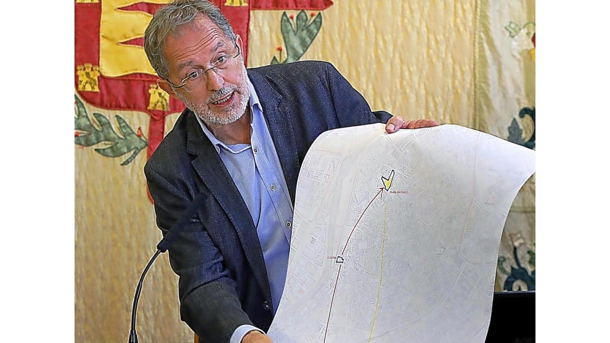 Manuel Saravia, en una imagen de archivo durante la presentación del convenio del Campus de la Justicia.-J. M. LOSTAU