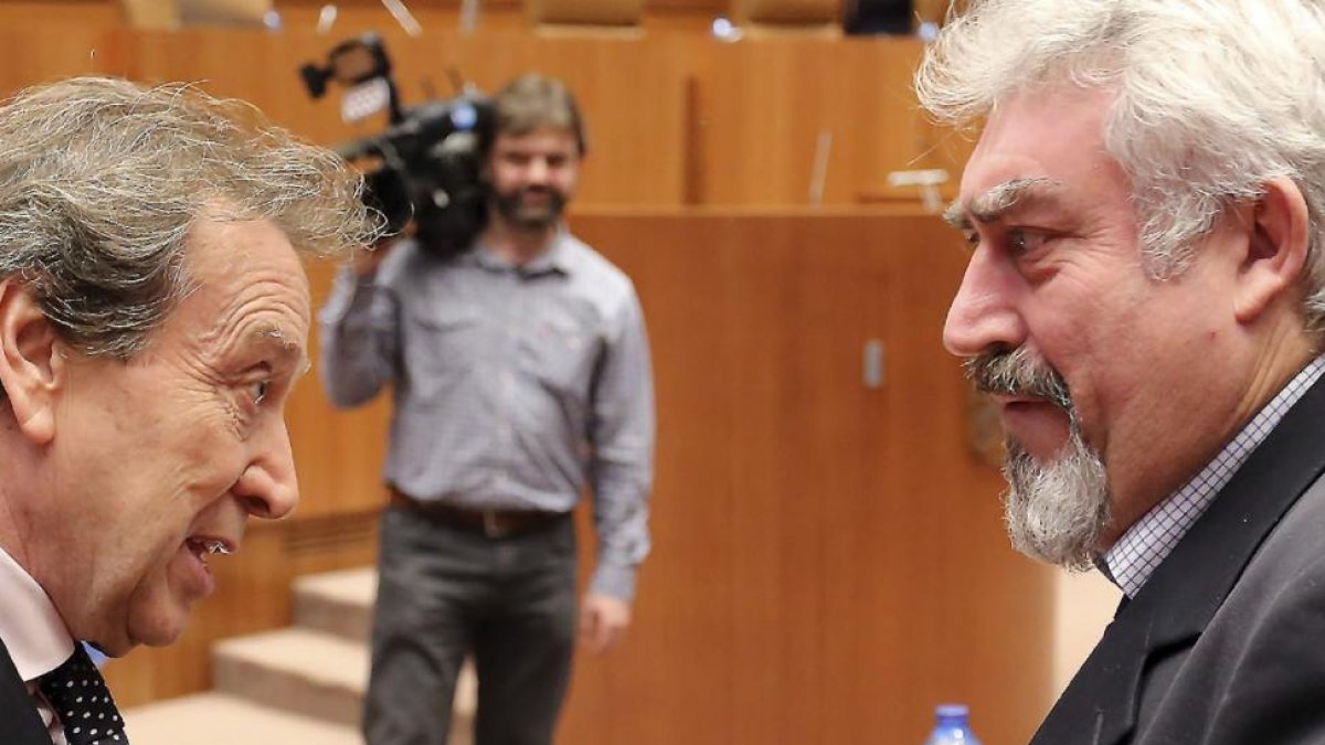 El consejero de la Presidencia, José Antonio de Santiago-Juárez, y el procurador de Ciudadanos José Ignacio Delgado, conversan en el Pleno.-ICAL
