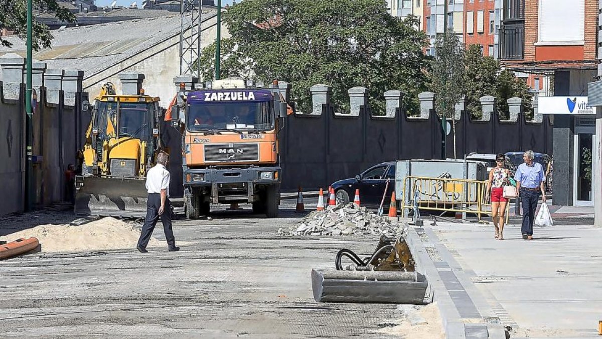Obras de asfaltado ayer en la calle Estación entre Panaderos y Padre Claret.-PABLO REQUEJO