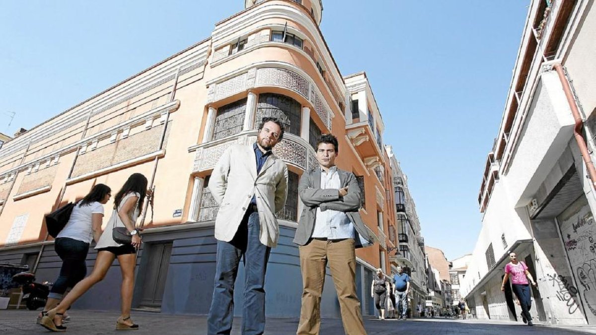 Luis Muñoz y David Camín, de Palmeras Sin Fin, delante del Teatro Carrión.-PABLO REQUEJO
