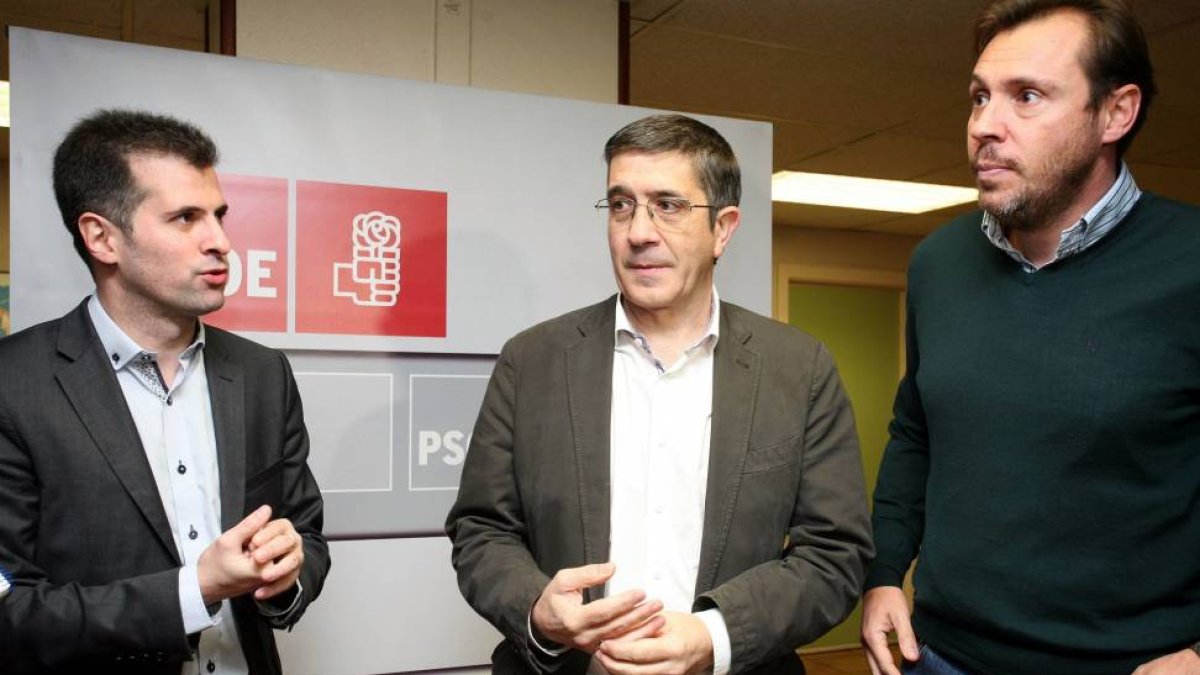 El exlehendakari Patxi López participa en un acto del PSOE sobre la Constitución. Junto a él, el secretario regional del PSOE, Luis Tudanca, y el secretario de la agrupación municipal del PSOE en Valladolid, Óscar Puente-Ical