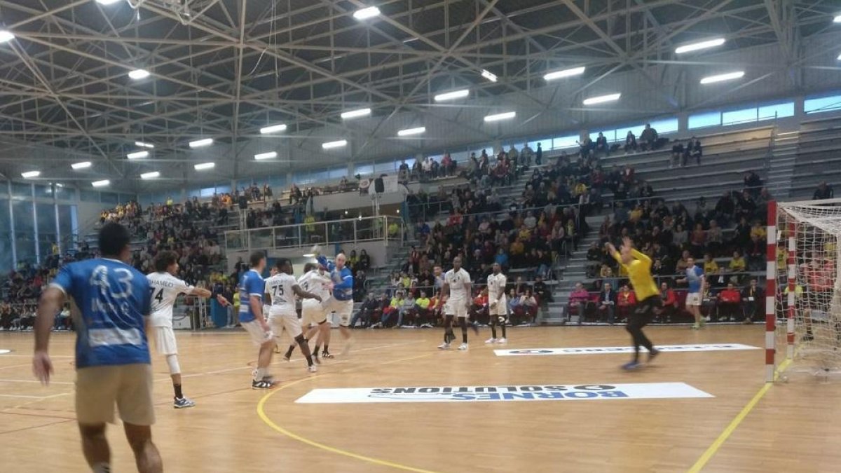 Una imagen del duelo entre el Recoletas e Ivry en Chatellerault.-E.M.