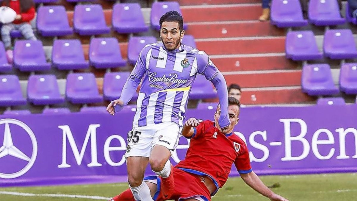 Anuar recibe la entrada de Luis Valcarce, durante el Real Valladolid-Numancia.-J.M. LOSTAU