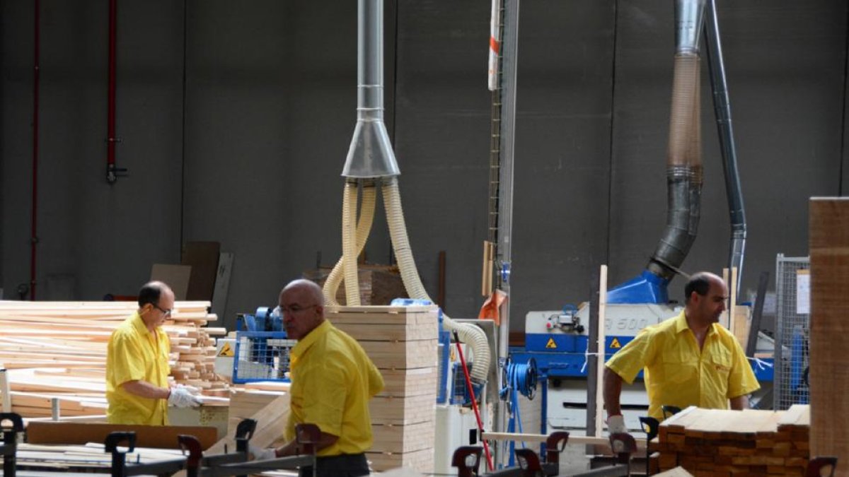 rabajadores de la empresa soriana Norma Doors.-VALENTÍN GUISANDE