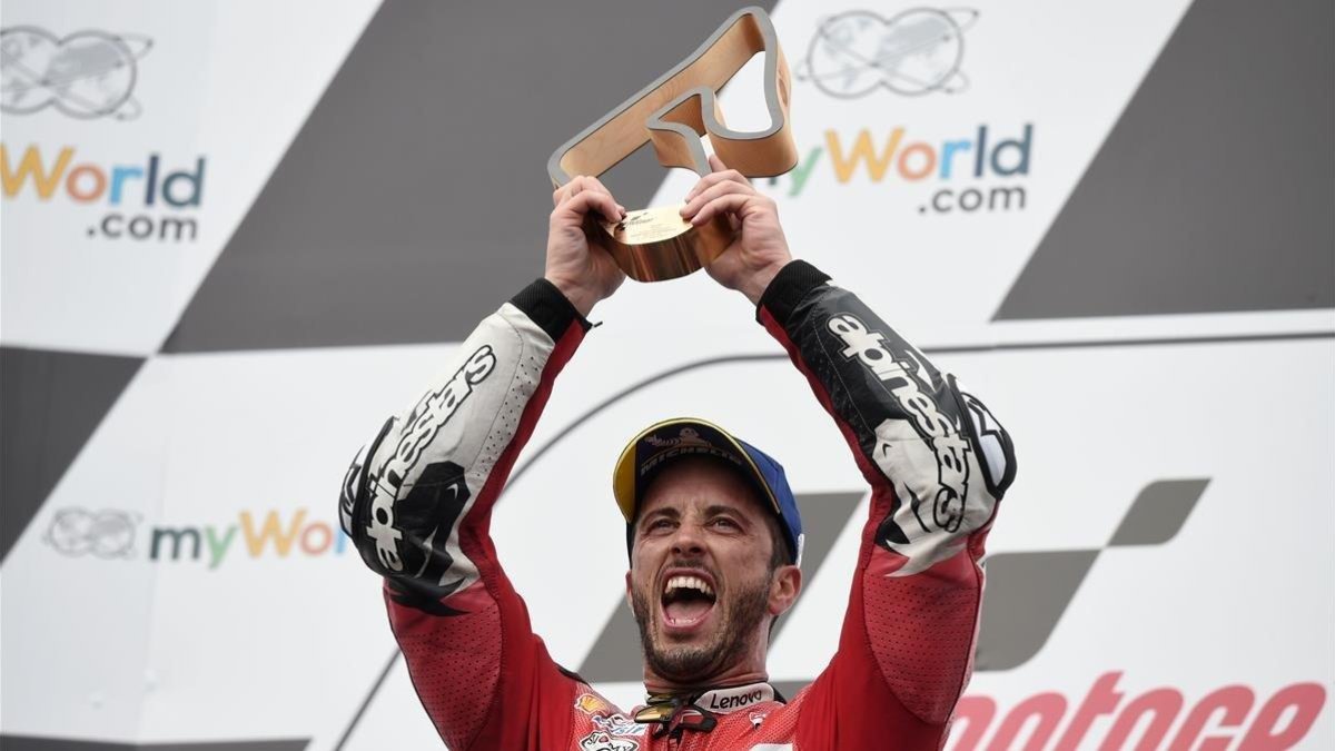 Andrea Dovizioso (Ducati), en lo alto del podio.-AFP /  VLADIMIR SIMICEK