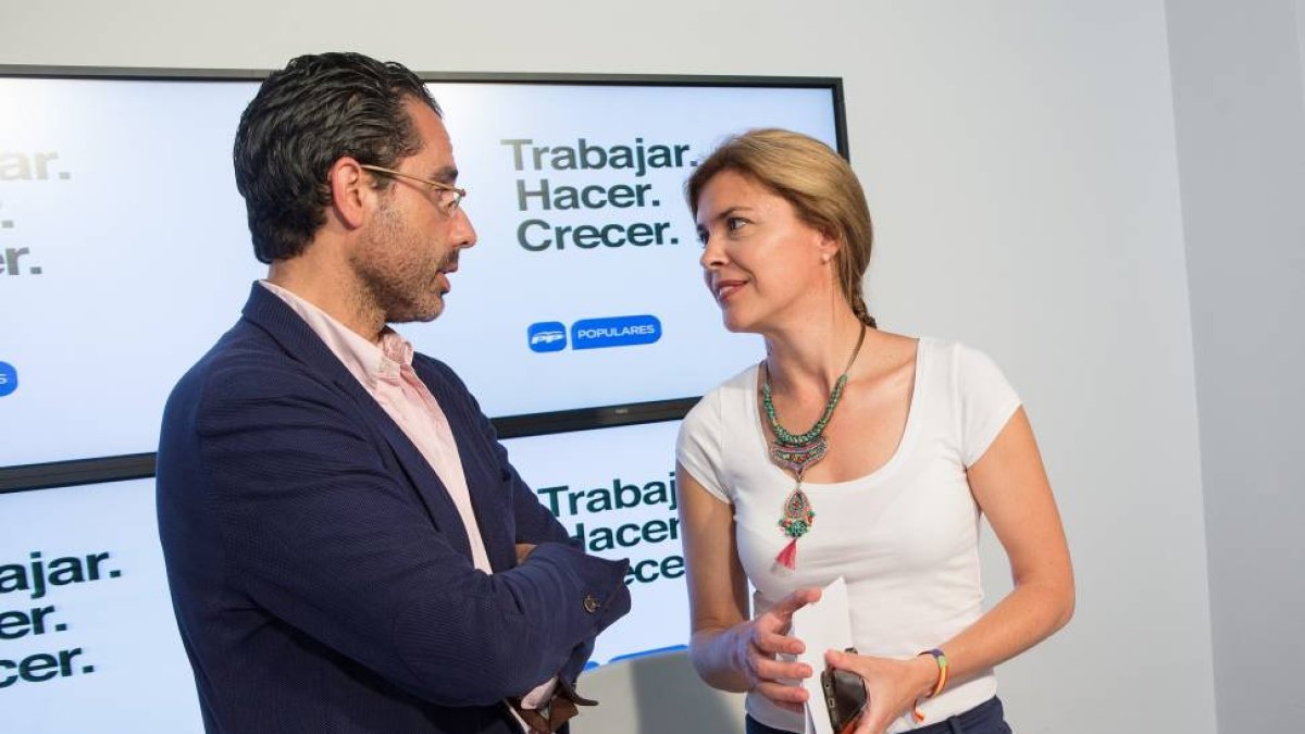 La candidata del Partido Popular a la Alcaldía de Zamora, Clara San Damián Hernández, junto con José Luis González Prada, comparece en rueda de prensa para explicar la situacion del PP en la proxima constitucion del ayuntamiento de Zamora-ICAL
