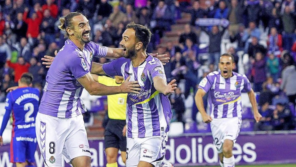 Deivid, a la derecha, festeja con Borja su único gol como blanquivioleta, marcado al Oviedo.-J.M. LOSTAU