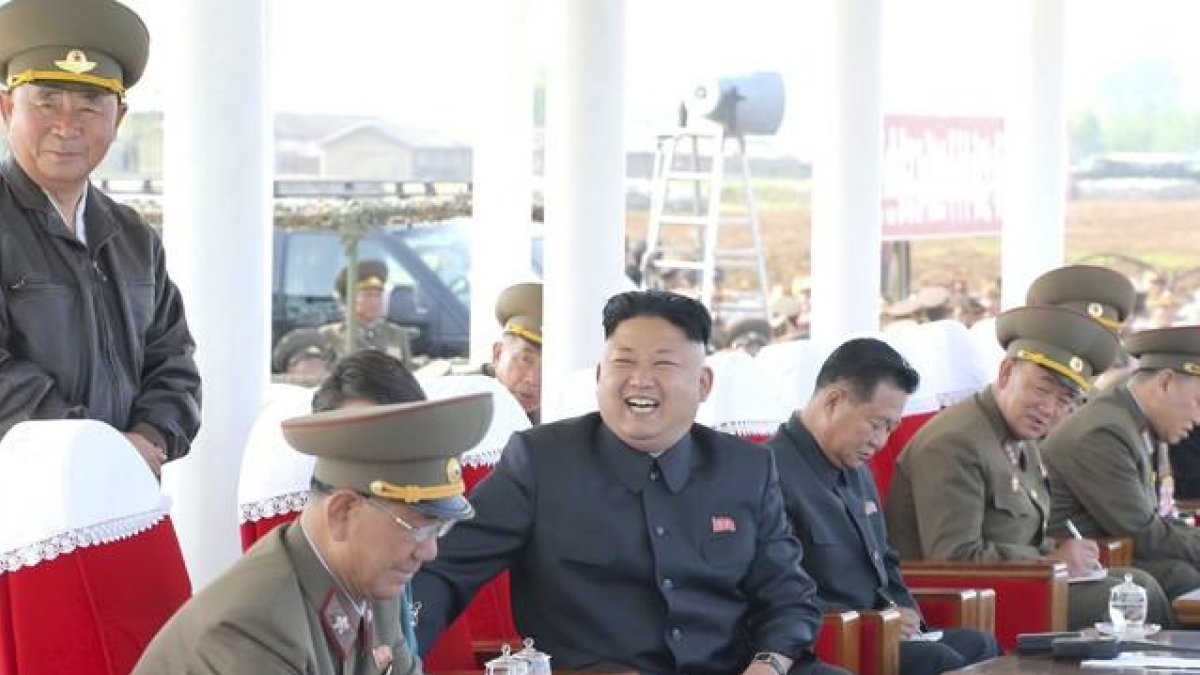 Kim Jong-un, rodeado de oficiales del Ejército, durante una demostración militar, en una imagen de archivo.-REUTERS / KCNA