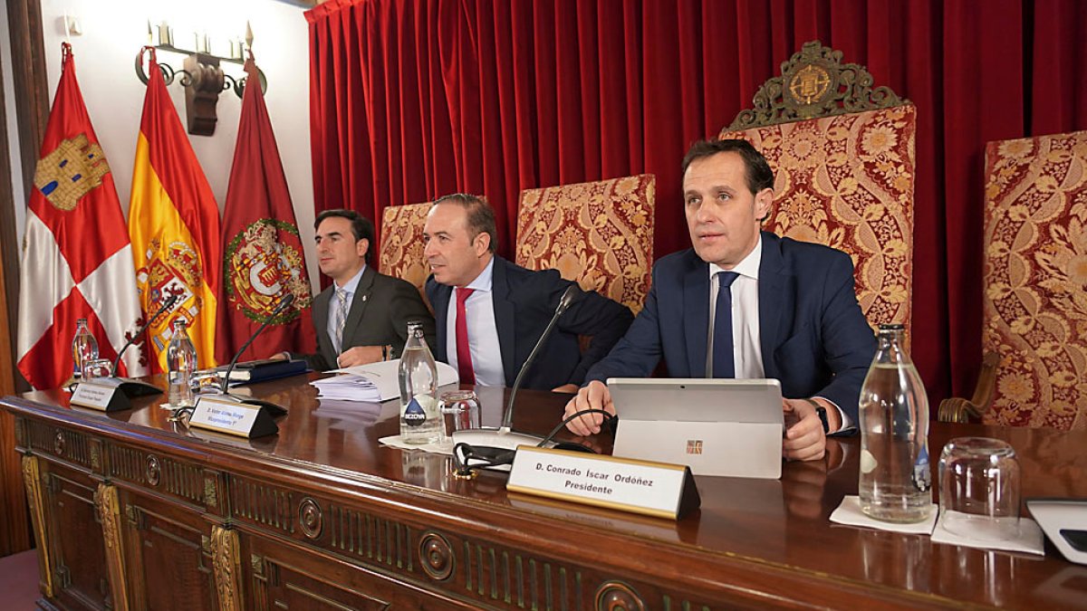 Guzmán Gómez, Víctor Alonso y Conrado Íscar en el último Pleno del año en la Diputación. E. M.