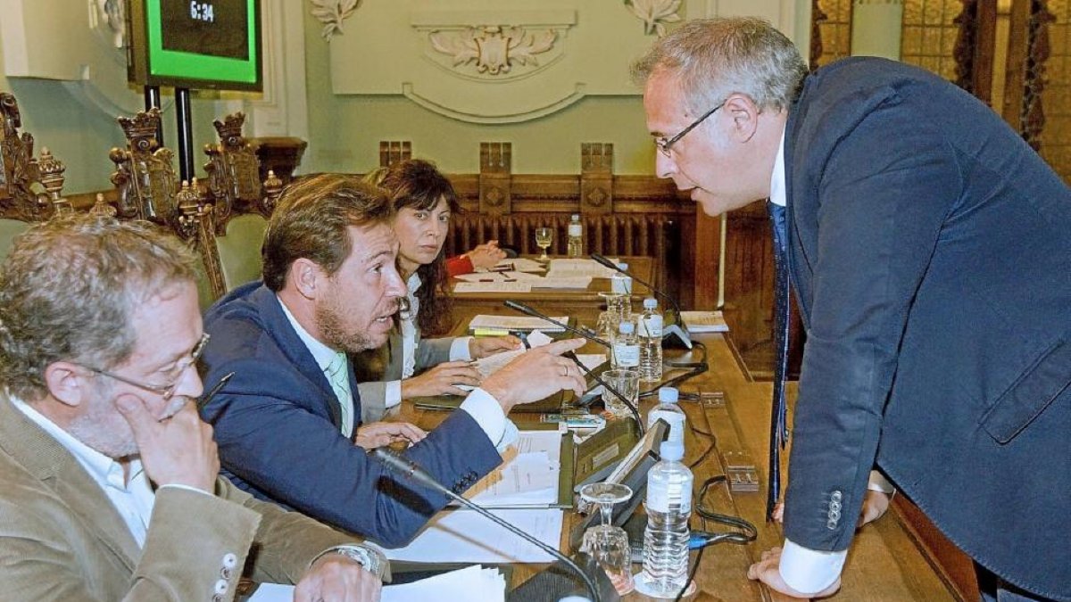 El alcalde de Valladolid, Óscar Puente, conversa con el ‘popular’ Antonio Martínez Bermejo durante un pleno.-J.M. Lostau