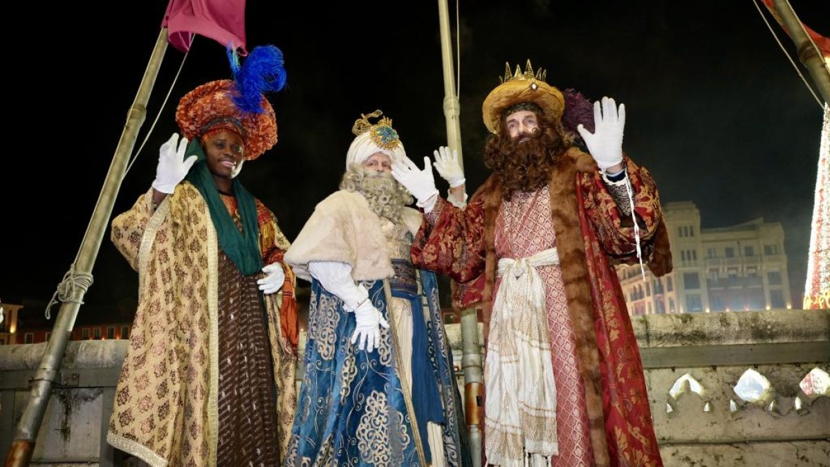 Los Reyes Magos saludan desde el balcón del Ayuntamiento de Valladolid. PHOTOGENIC