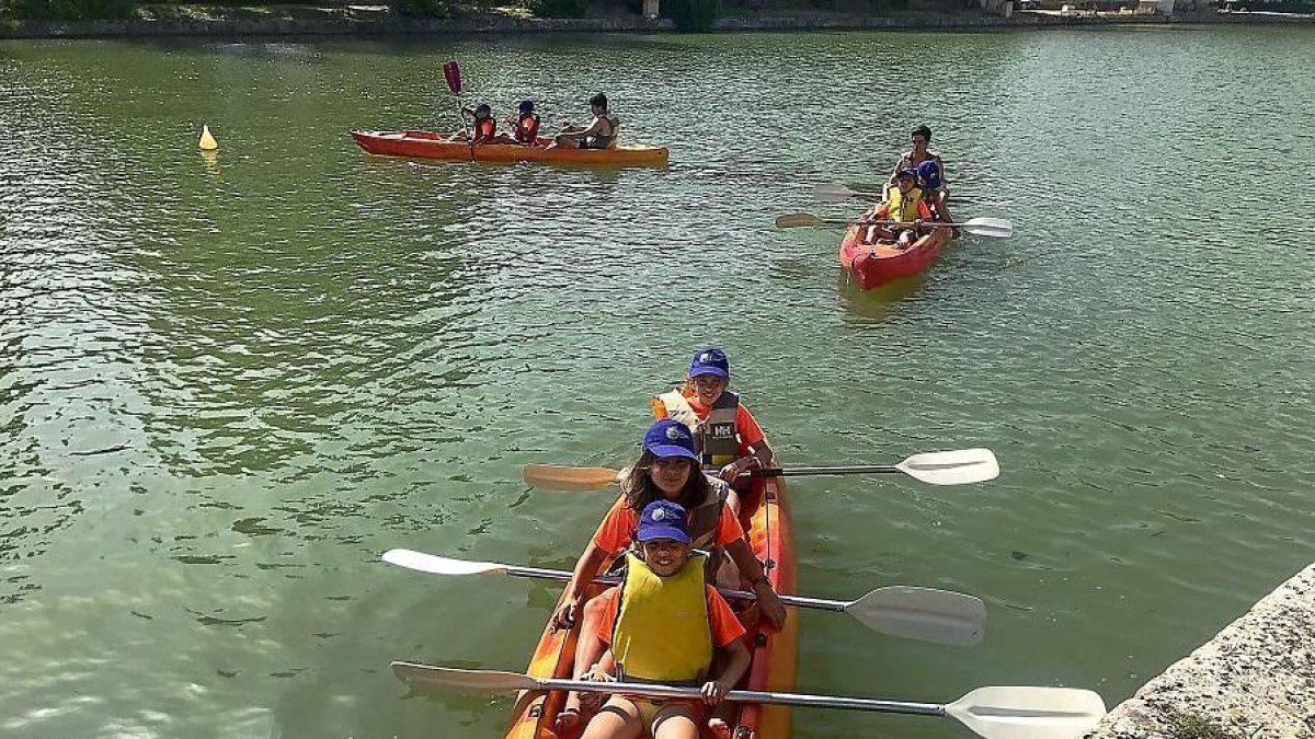 Ruta en piragua por el canal de Castilla, en Medina de Rioseco.-E. M.