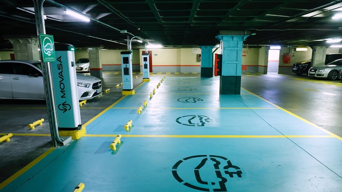 Servicio de recarga eléctrica para vehículos en el parking de la Plaza Mayor.- E.M.