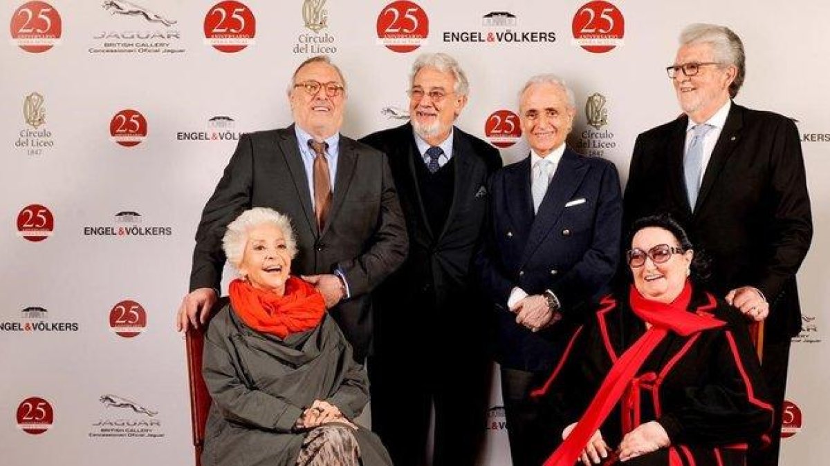 Teresa Berganza junto a Plácido Domingo y otros grandes nombres de la ópera española en la presentación de una revista.-JOAN TOMÁS