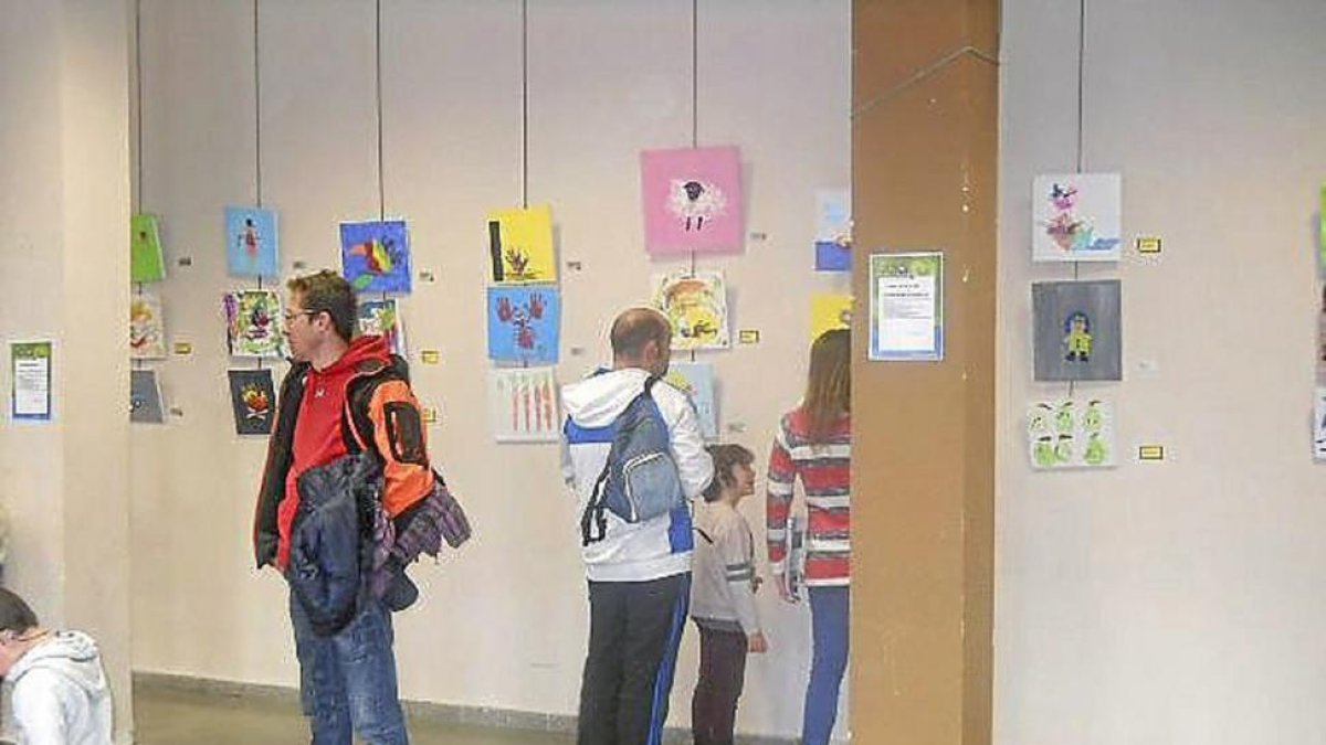 La exposición contó con las creaciones de 51 niños, y tras la venta se han recaudado más de 1.400 euros.-E.M.