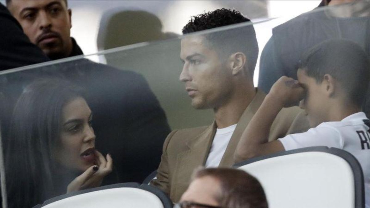 Cristiano, sancionado, asiste desde la grada al duelo de la Juventus contra el Young Boys (3-0).-AP / LUCA BRUNO