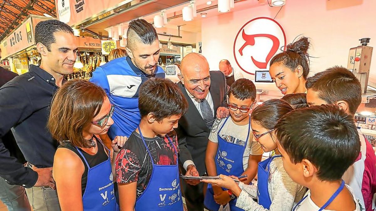 El Recoletas Atlético en un acto de colaboración con Mercado del Val-EL MUNDO