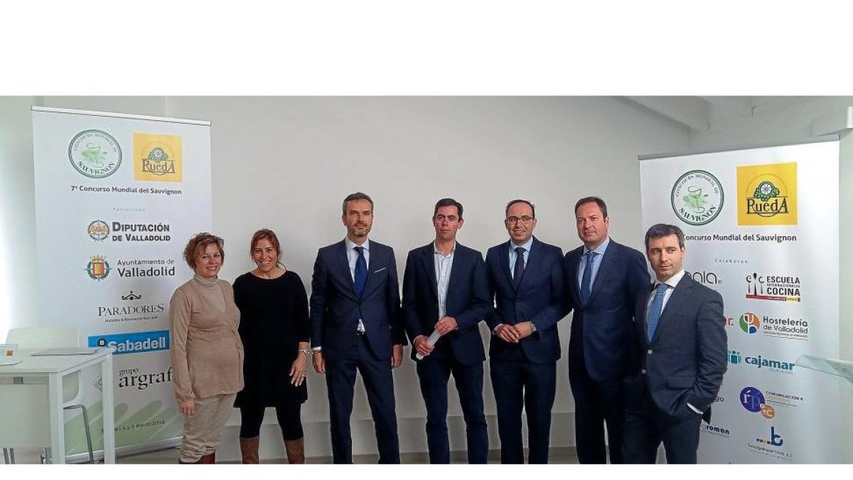 El vicepresidente de la Diputación de Valladolid, Víctor Alonso Monge, junto con los colaboradores del concurso.-E. M.