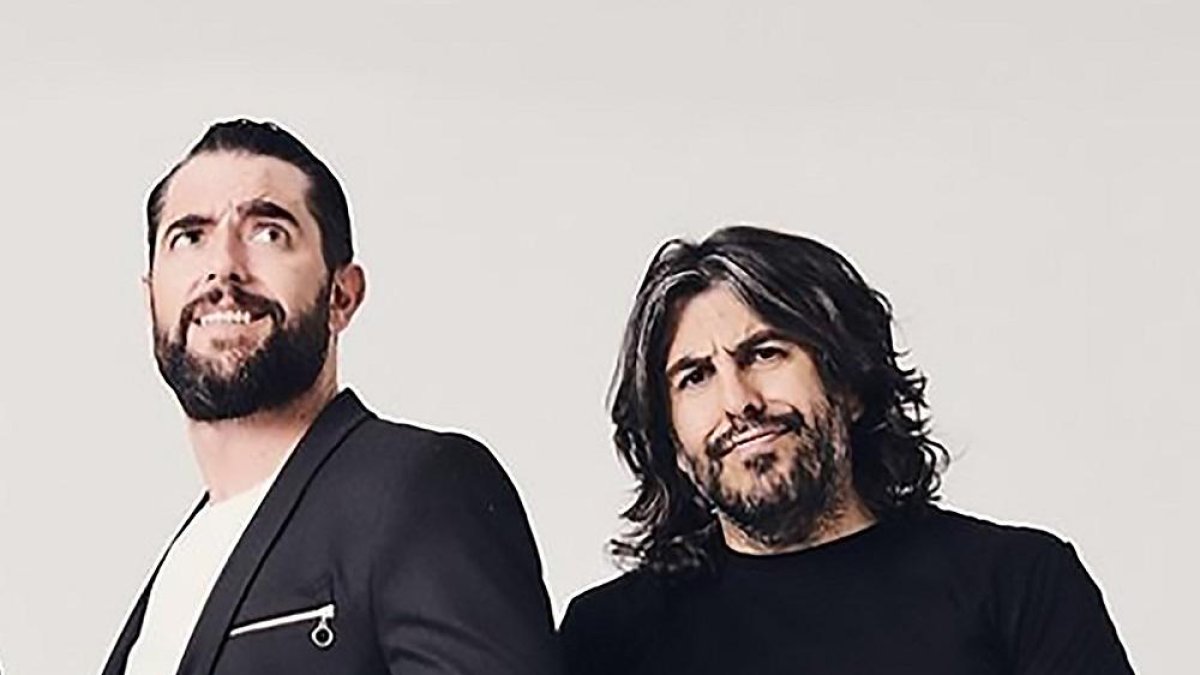 Dani Mateo junto a JJVaquero comparten escenario en el espectáculo cómico ‘Nunca os Olvidaremos’.-EL MUNDO