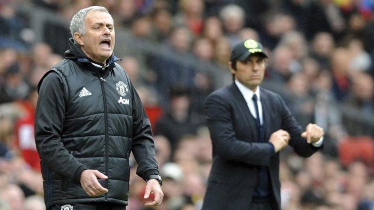 Jose Mourinho y, al fondo, Antonio Conte.-AP / RUI VIEIRA